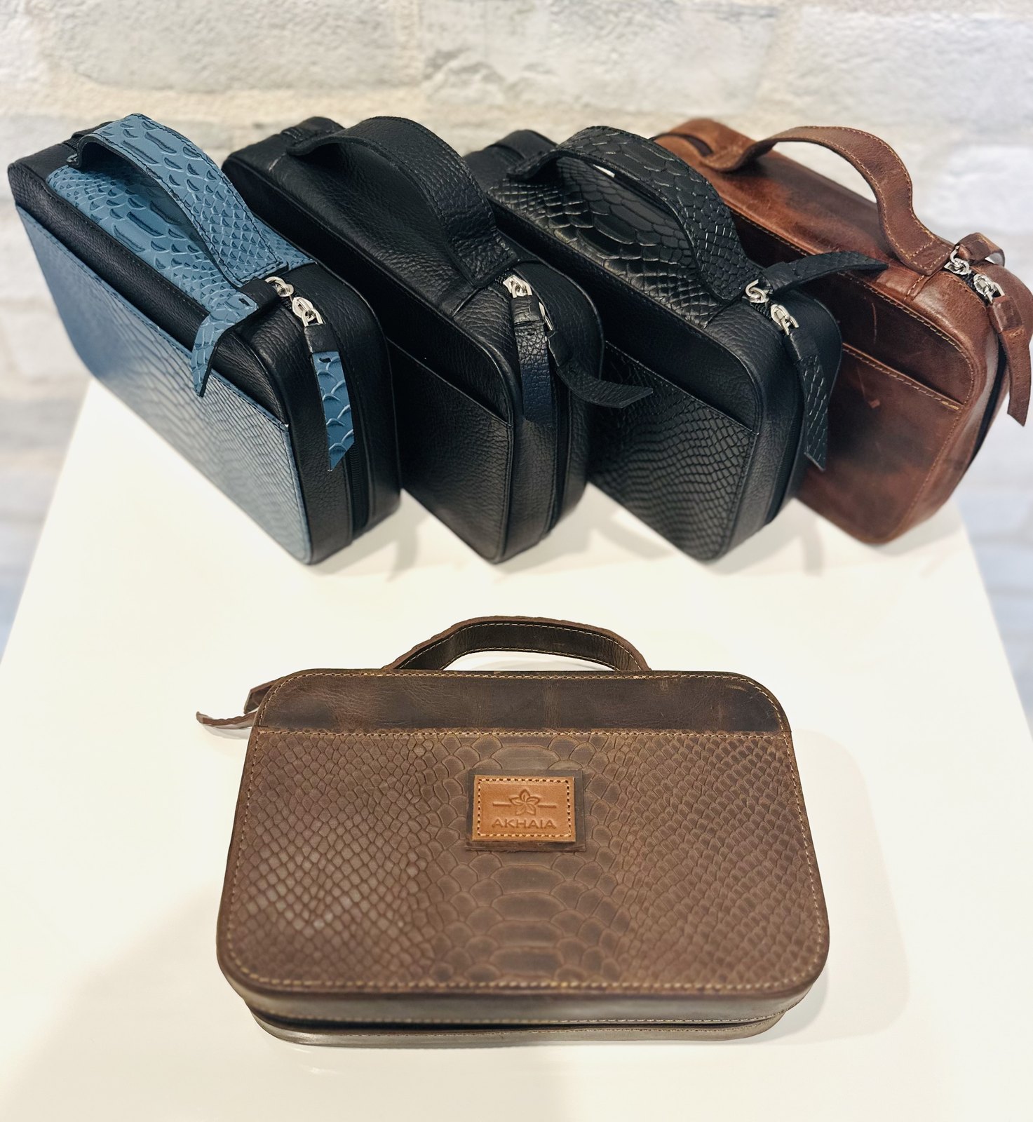 Arenal Cigar Case — Zippered cigar case with a handle