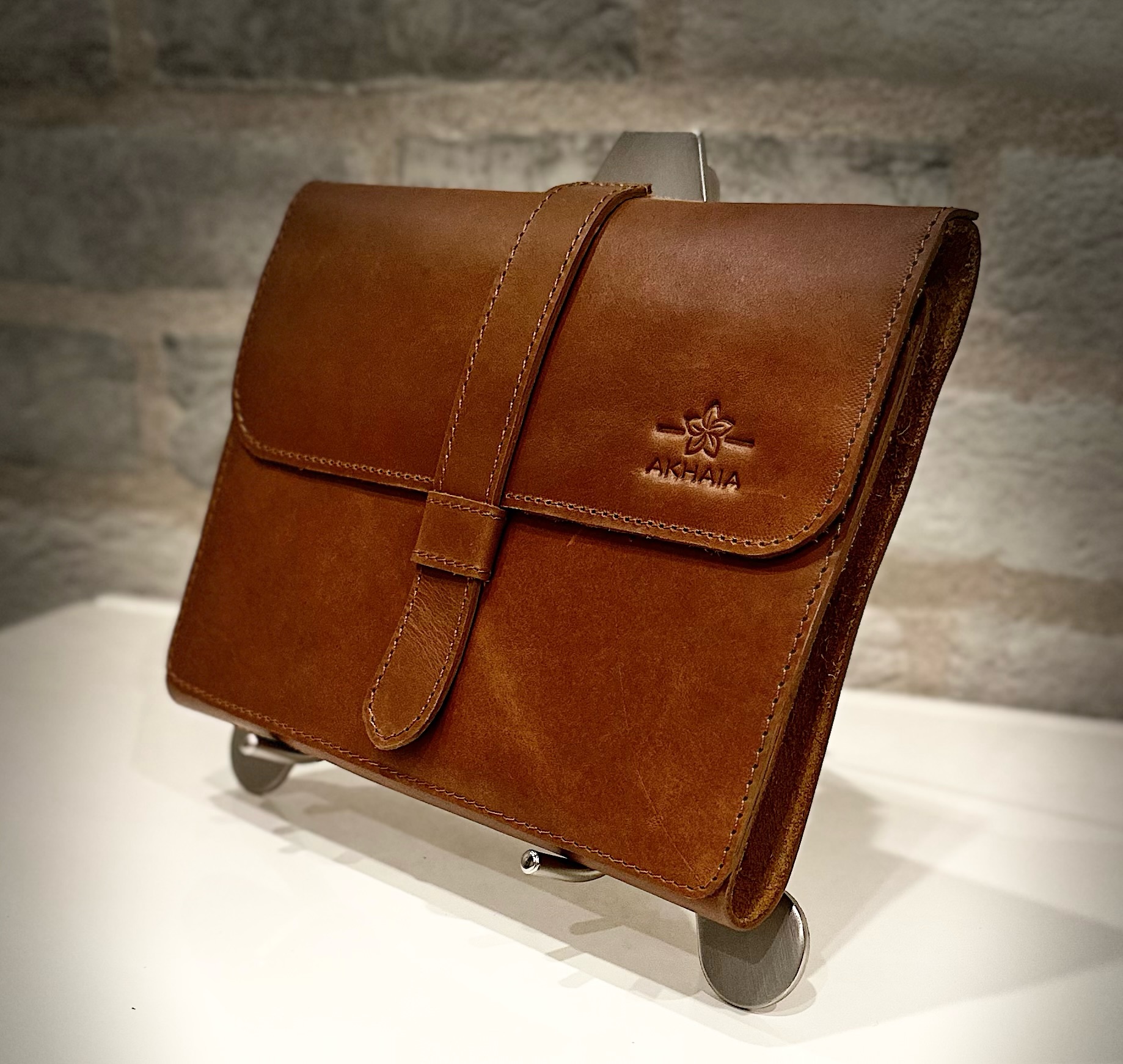 Ernesto Cigar Case — Fold-over cigar case with a wrap strap